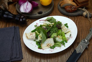 Салат с кальмаром гриль и зеленым горошком