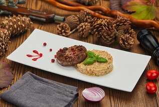 Бифштекс с брусникой и перлотто